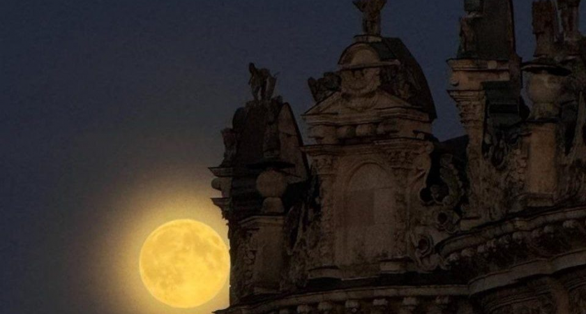 Луна приблизилась к Земле на 356 961 км: россияне сняли суперлуние на 14% крупнее обычного