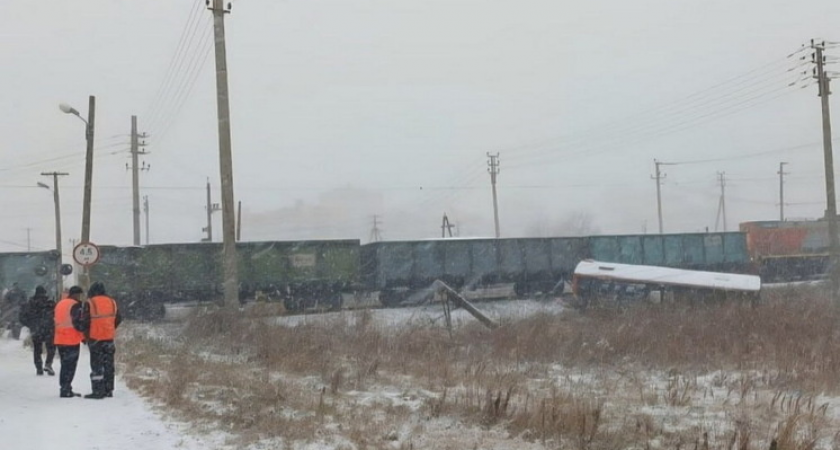 Маршрутка №40 проскочила на красный и попала под поезд: водитель зажат в кабине
