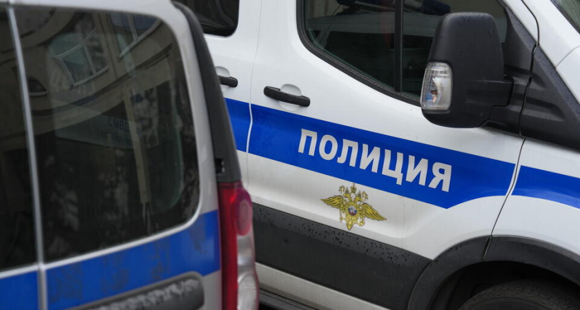 Жители дома на Завенягина нашли у подъезда труп в ковре