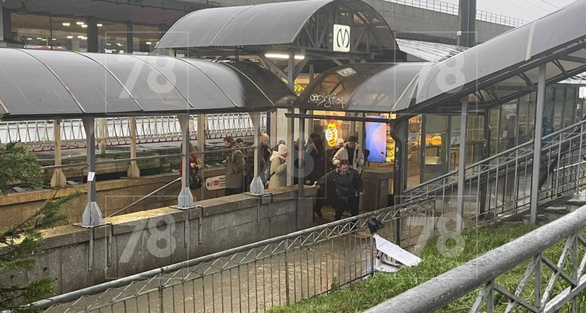 116 тысяч жителей Мурино заперты в городе: по ступеням метро «Девяткино» текут реки