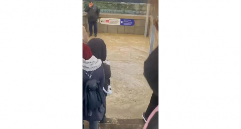 Пассажиры «Девяткино» скачут по островкам: подземный переход затопило 6 ноября