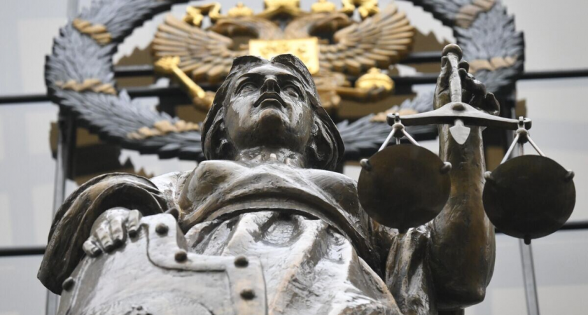 Разбили вазоны и ходили по памятнику: родители школьников ответят за погром на могиле героя СВО