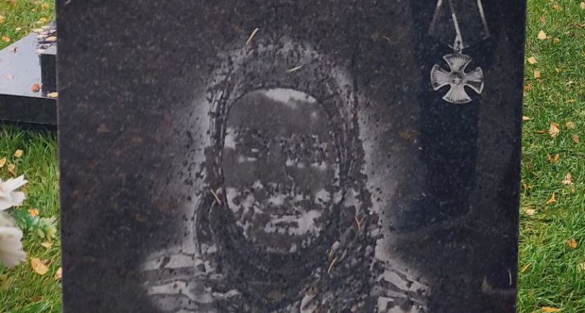 «Как разлагающиеся трупы»: в Ярославле портреты героев СВО на могилах изуродовала влага