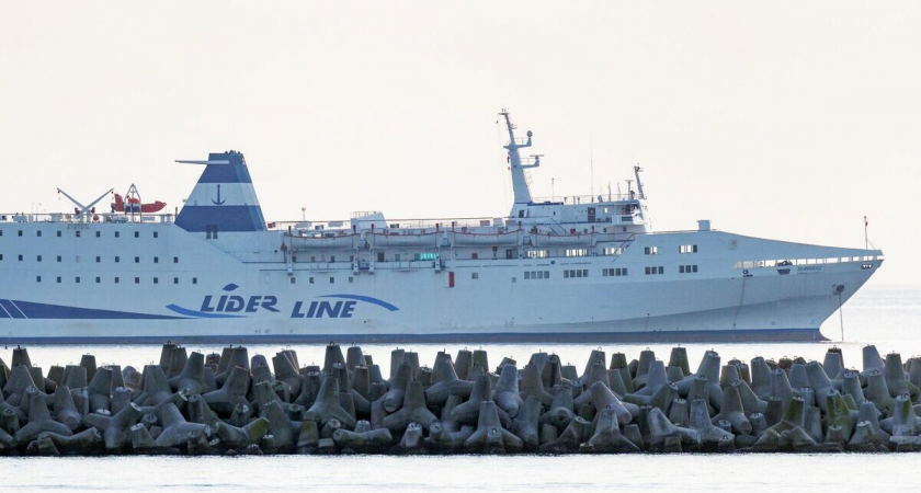Паром из Трабзона застрял в море у Сочи на двое суток: водолазы осматривают дно