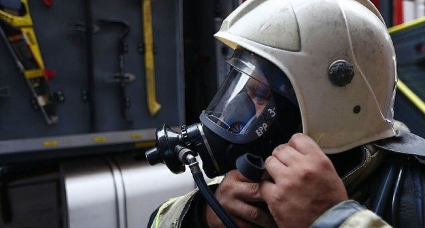 Густой дым из окон и часы борьбы: видео показало масштаб пожара в ТЦ Ново-Александровска