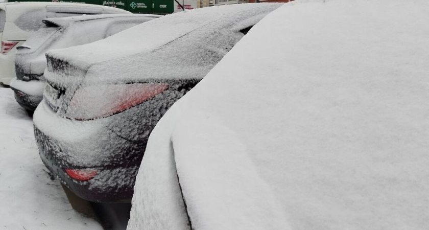 Час в пробке вместо 15 минут: Сахалин парализовал первый гололёд