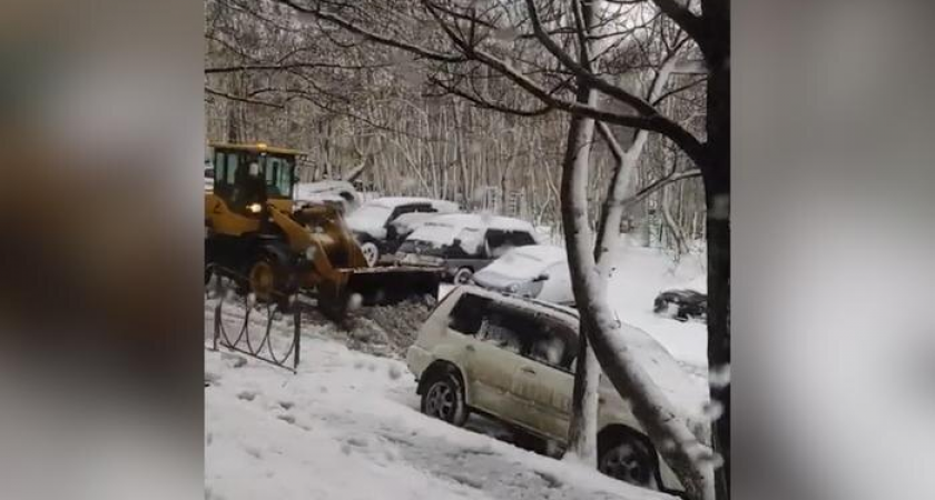 Ураган на Камчатке: десятки деревьев на машинах, искрящие провода и закрытые школы