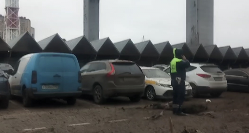 При сносе «Снежкома» обломки третий год летят на машины: уже была жертва