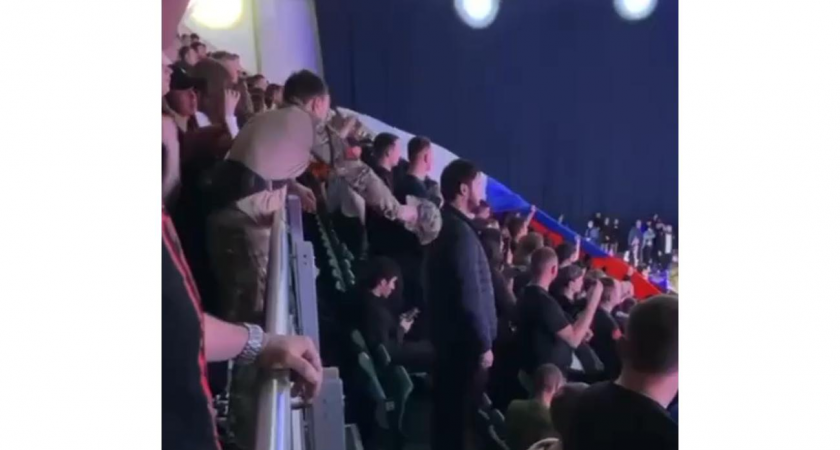 «Я не мой гимн!» — на турнире ММА в Москве мигрант остался сидеть, пока весь зал вставал