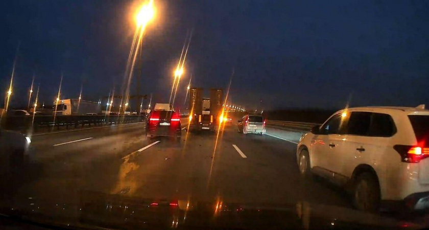 Семь легковушек и грузовик столкнулись на КАД: пробка растянулась на 8 километров
