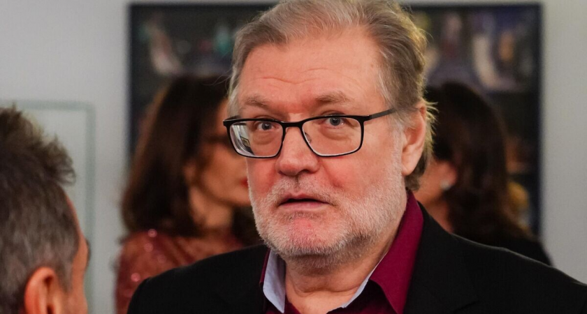 Десятки поклонников с цветами у театра Вахтангова: прощание с Владимиром Симоновым