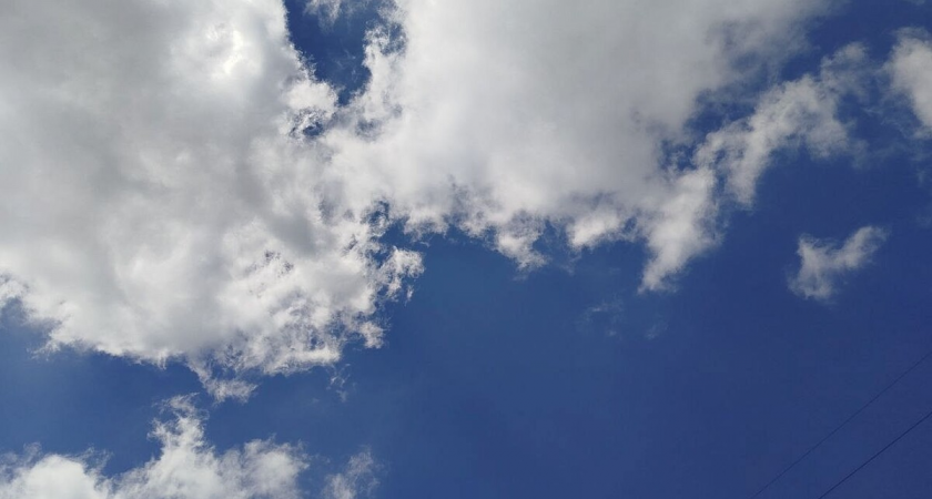 Десятки светящихся обломков БПЛА рухнули на парковку в Орле после пяти взрывов