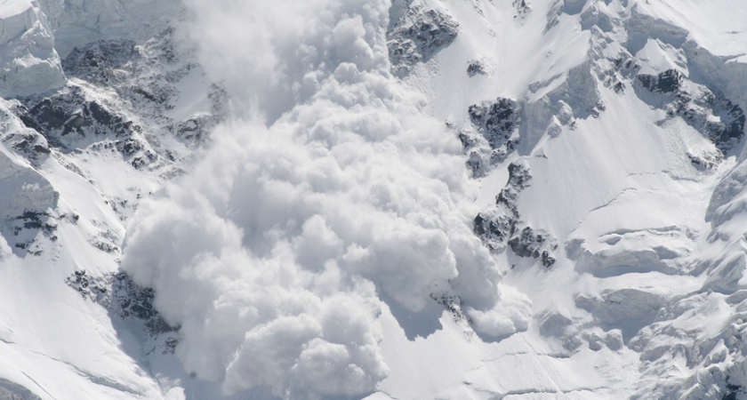Вверх ногами под снегом: туристку откапывали руками после лавины на курорте в Хакасии