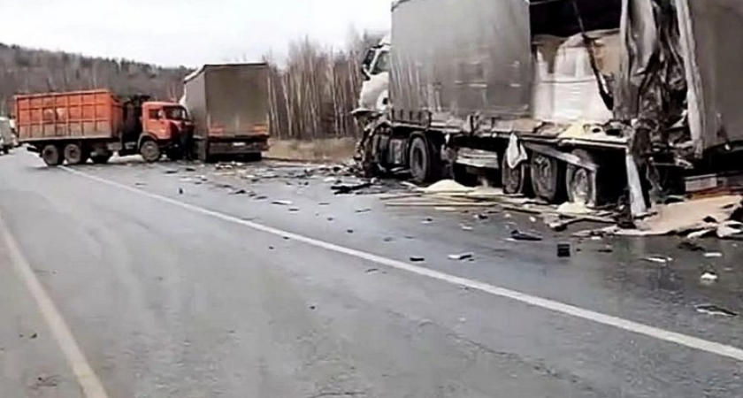 Шесть фур встали поперек М5: дождь превратился в гололед и парализовал трассу Миасс-Златоуст