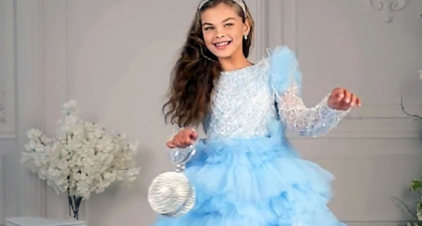 От милостыни на рынке до модельных съемок: белокурая девочка с голубыми глазами из Дагестана покорила интернет