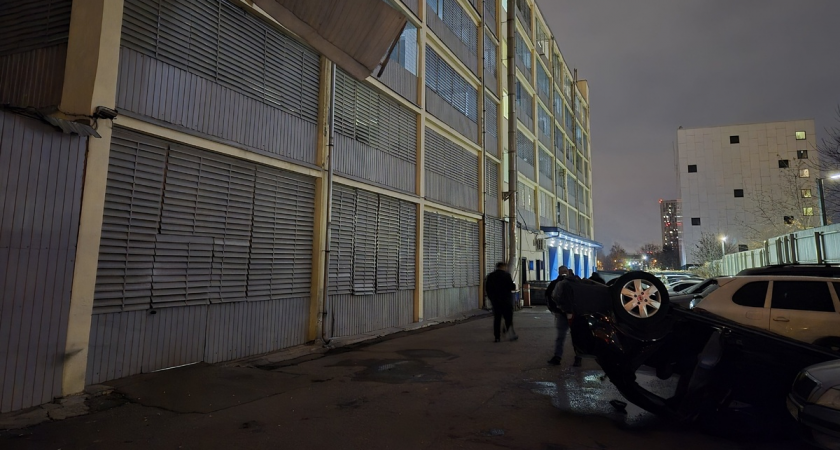 Перепутал педали: машина пробила ограждение и рухнула с 3-го этажа паркинга на юге Москвы