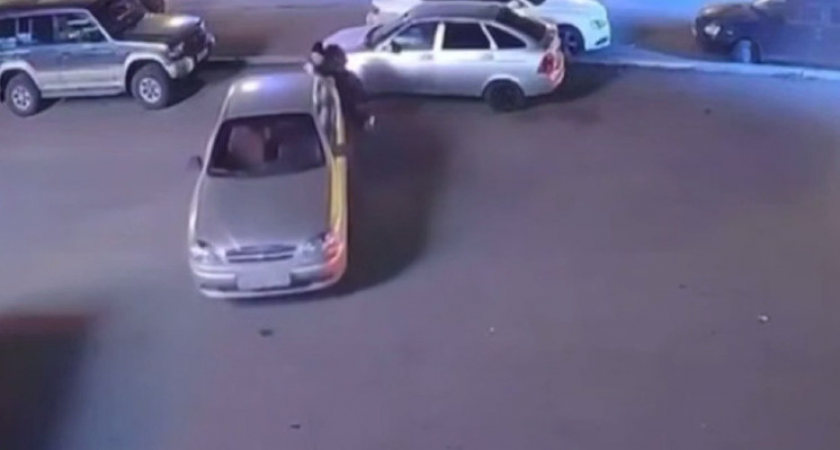 В Магнитогорске прохожий голыми руками остановил катящийся автомобиль за секунды до ДТП