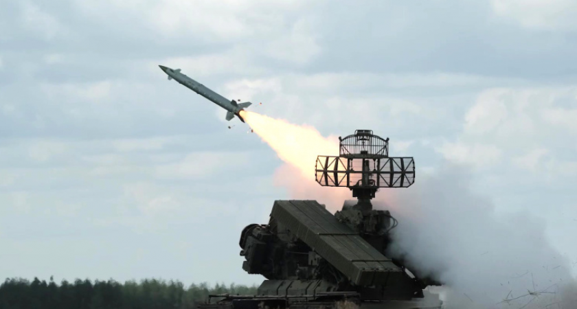 Беспилотник ВСУ врезался в многоэтажку Волгограда: начался пожар, ПВО отразила более 10 атак