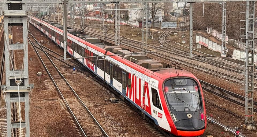 Электричка «Апрелевка — Крутое» сбила мужчину на платформе «Заря»: движение парализовано