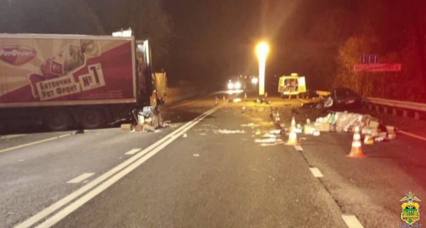 ВАЗ вылетел на встречку и врезался в фуру на М-4: четверо погибли на месте