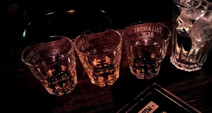 После трёх шотов лимончелло: 15-летнюю школьницу увезла скорая из белгородского бара