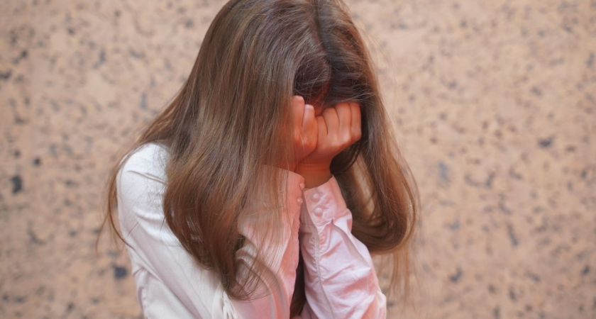 Пять лет без прививок, врачей и улицы: мать держала дочь в изоляции, но получила лишь условный срок