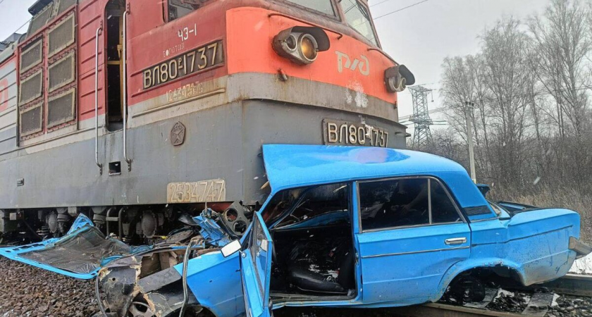 17-летний водитель ВАЗ-2106 выехал под грузовой поезд: машину смяло под локомотивом