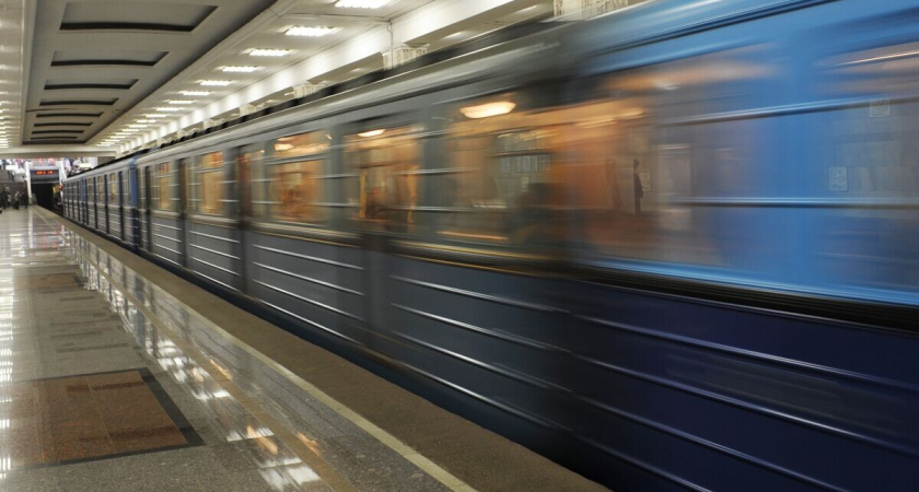 Метро Москвы требует с «Метровагонмаша» 2,8 миллиарда за надписи на стеклах и порванный линолеум