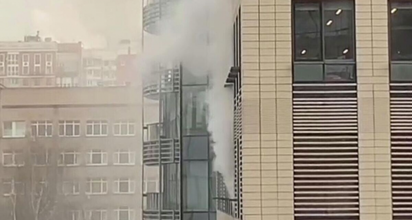 400 человек экстренно эвакуировали из горящего Radisson Blue в центре Москвы