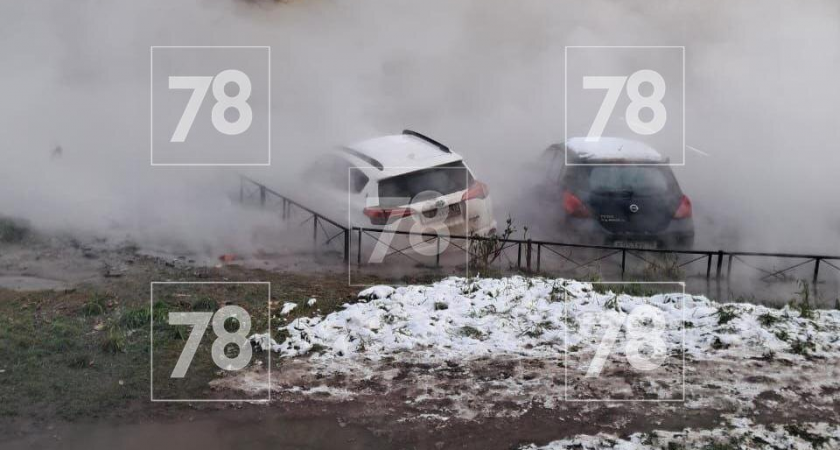 Кипяток затопил Бассейную улицу: машины уходят под воду, а подвалы домов превратились в бани