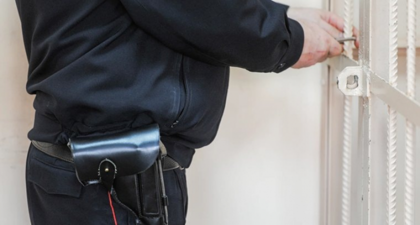 Пьяная пермячка напала на полицейского в аэропорту даже после надевания наручников