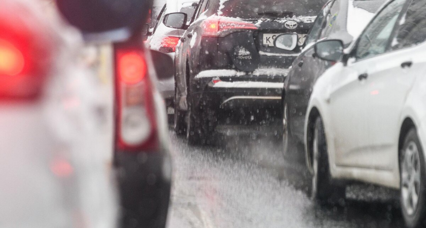 Обильный снегопад парализовал весь Петербург 8-балльными пробками