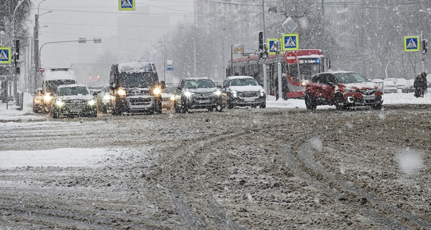 Снегопад парализовал Петербург: 7-балльные пробки на ЗСД и КАД