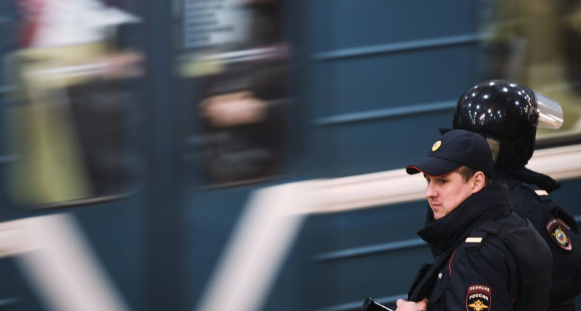 35-летний петербуржец приставал к 13-летней школьнице в метро между «Маяковской» и «Площадью Невского»