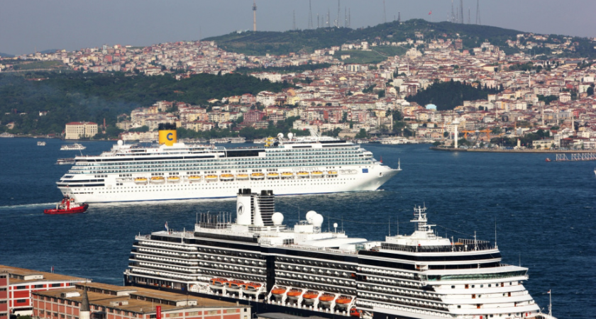 600 россиян не могут сойти с лайнера Astoria Grande в Стамбуле: судно на якоре из-за документов