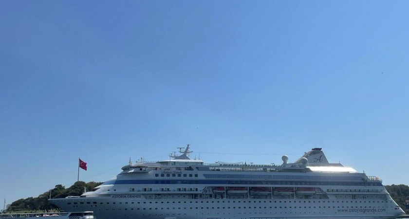 Россияне застряли на лайнере в Мраморном море: Стамбул не пускает судно к причалу