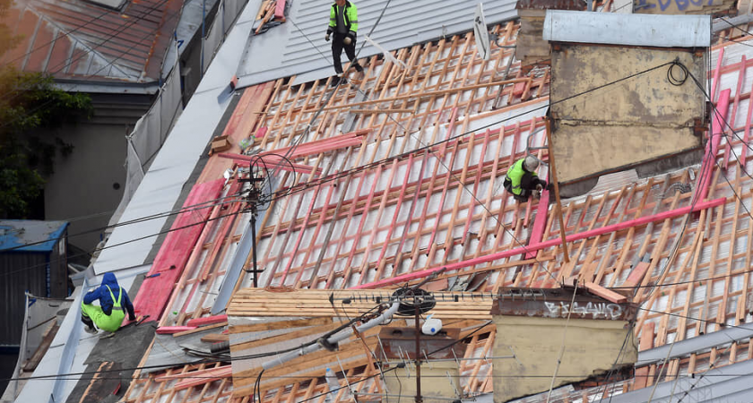 Месяц без крыши: жильцы дома в Самаре живут под открытым небом после затопления квартир