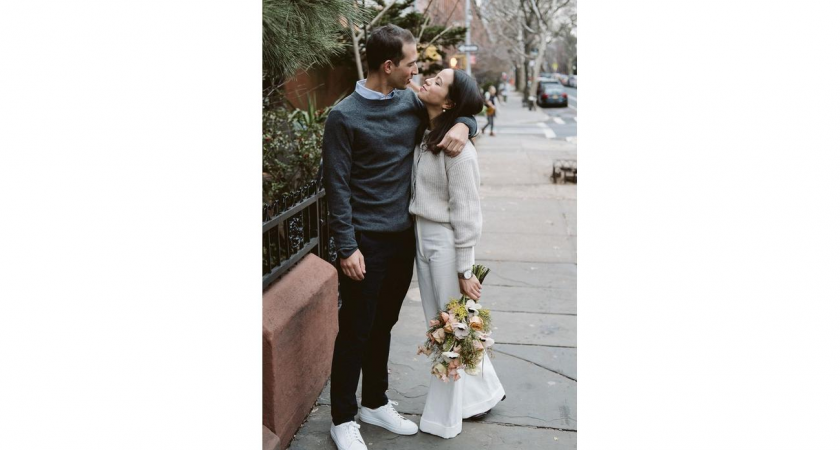 Никаких лимузинов и тамады: зумеры женятся в лофтах с подружками в кофейных платьях