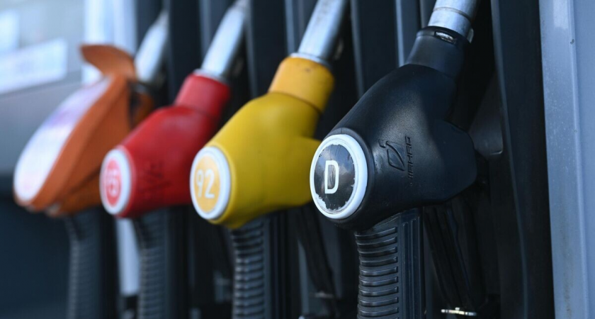 Бензин Аи-92 рухнул на 5,3% за неделю: цены на бирже упали до 60 тысяч рублей за тонну