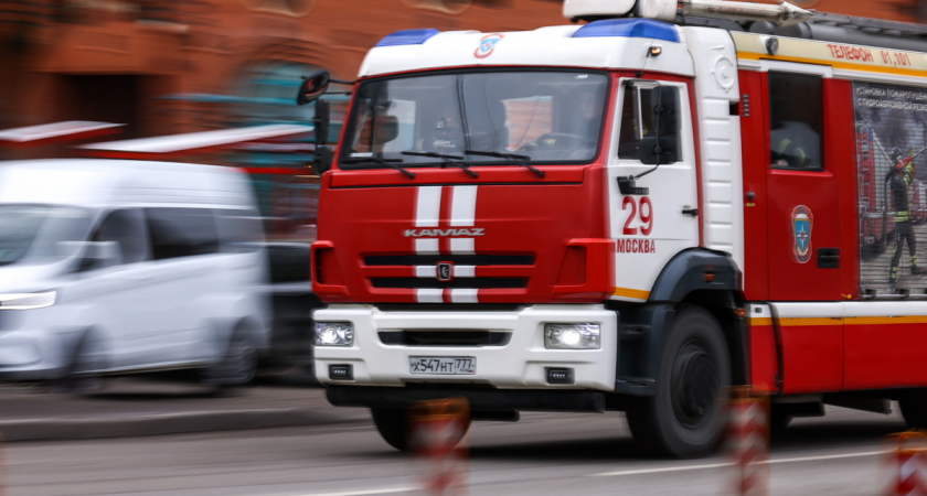 Горящий контейнер уничтожил семь машин и два мотоцикла на улице Донецкой в Москве