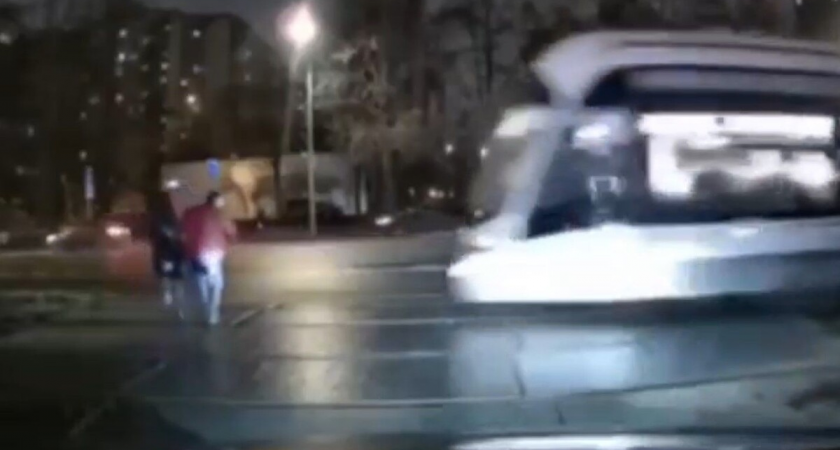 Трамвай на скорости насмерть сбил двоих на проезде Дежнёва: момент наезда попал на видео