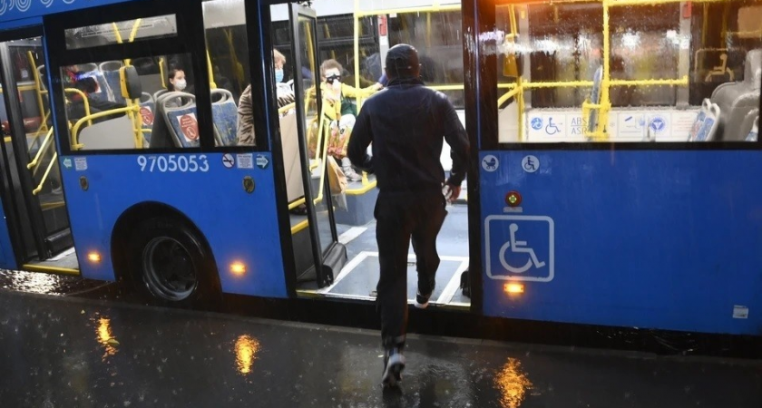 Департамент транспорта призвал москвичей бросить машины дома 24 ноября из-за ледяного дождя