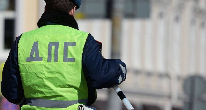 Hyundai протаранил Renault на проверке: инспектора ГАИ отбросило на улице Горького