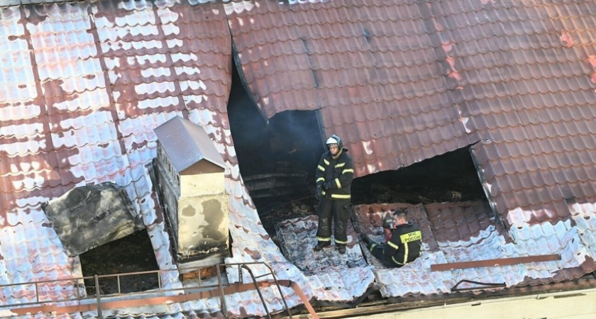 БПЛА повредил угловую квартиру на 16-м этаже в Новороссийске: осколками изрешетило машины у дома