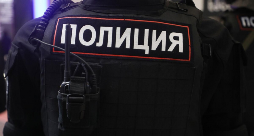 Компания подростков разбила стекло в автобусе №184 после ссоры с водителем и скрылась