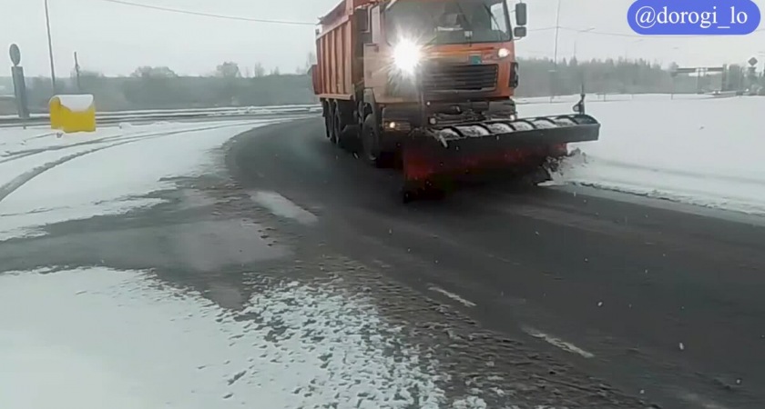 От -13 до +1: Снежный штаб Ленобласти борется с гололедицей на фоне непрекращающихся снегопадов