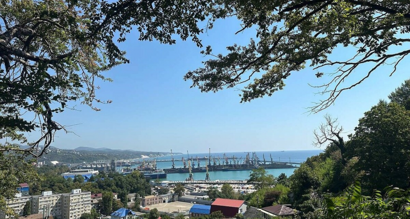 В Туапсе ввели ЧС после ночной атаки БПЛА: спасатели второй день восстанавливают крышу жилого дома