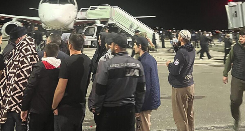 Камни, удары и сорванные каски: свидетель раскрыл детали штурма аэропорта Махачкалы