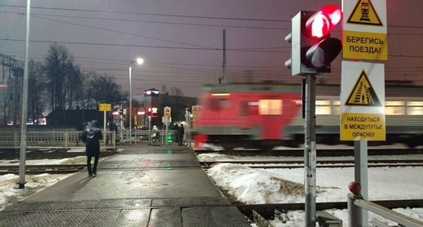 Девушка в капюшоне погибла под автомотрисой, проигнорировав красный свет на переходе