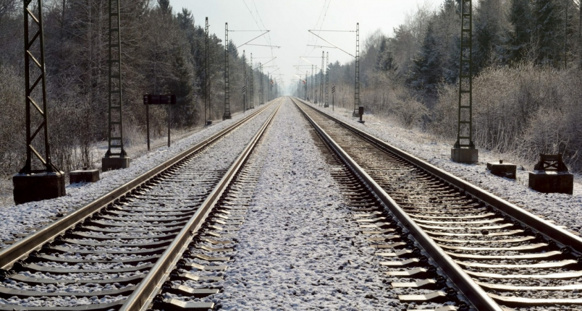 23-летняя девушка в капюшоне погибла на «красный»: машинист не успел затормозить